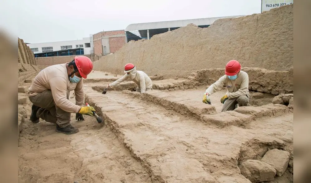 Personal especializado preserva los restos arqueológicos. Foto: DDCLL