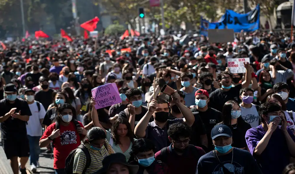 Miles de estudiantes secundarios y universitarios, convocados por diferentes organizaciones, participaron de una marcha para exigir ayudas ante el encarecimiento del costo de vida, en Santiago (Chile). Foto: EFE Miles de estudiantes secundarios y universitarios, convocados por diferentes organizaciones, participaron de una marcha para exigir ayudas ante el encarecimiento del costo de vida, en Santiago (Chile). Foto: EFE