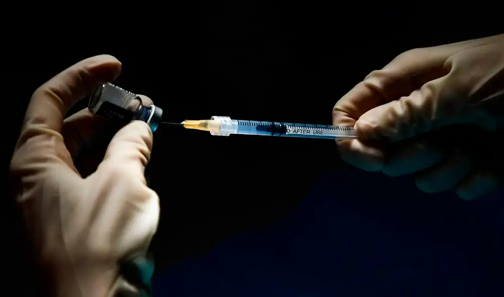 La investigación policial ha permitido verificar que la mujer volvió a trabajar dos días en el centro de vacunación y practicó, por “creencias personales e ideológicas”, falsas vacunaciones a 47 pacientes. Foto: EFE La investigación policial ha permitido verificar que la mujer volvió a trabajar dos días en el centro de vacunación y practicó, por “creencias personales e ideológicas”, falsas vacunaciones a 47 pacientes. Foto: EFE