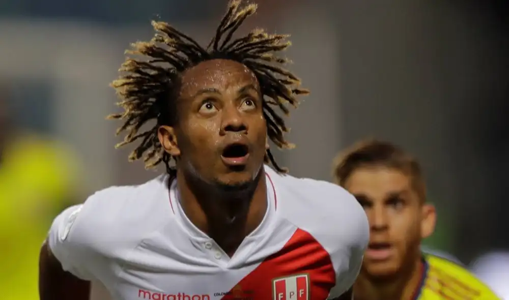 André Carrillo no terminó el partido ante Uruguay por una lesión a la rodilla. Foto: EFE