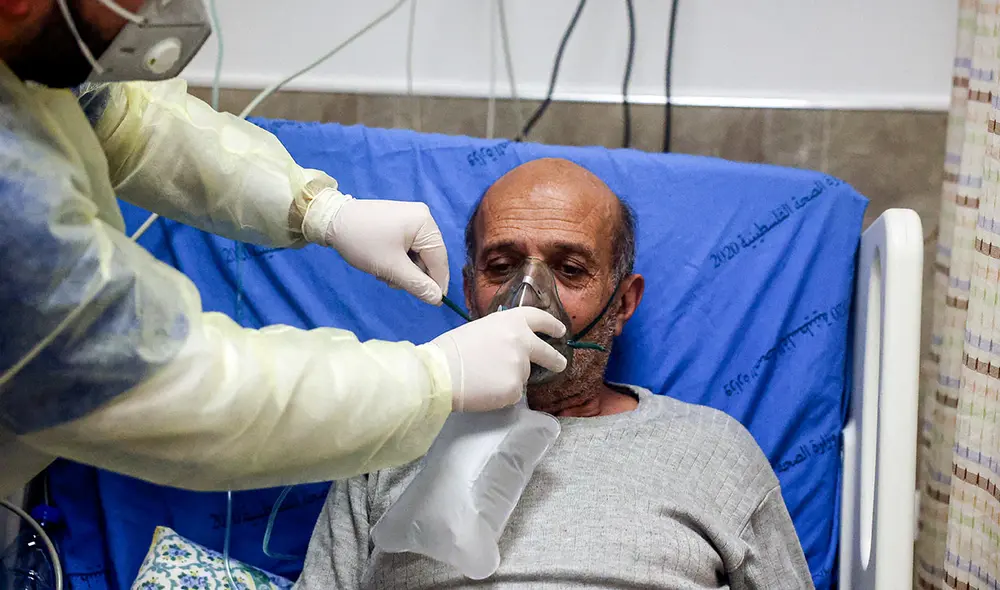 Un paciente con COVID-19 recibe atención médica en un hospital Palestino. Foto: AFP