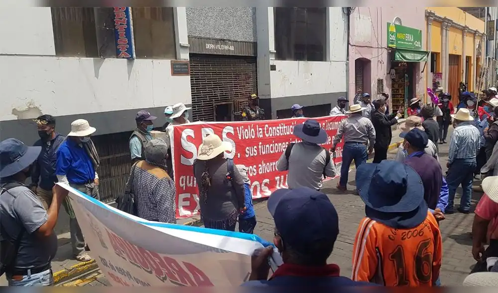 Los manifestantes se concentraron en la plaza España y recorrieron diversas calles céntricas pasando por sedes de algunos bancos y cooperativas. Foto: URPI/Alexis Choque Los manifestantes se concentraron en la plaza España y recorrieron diversas calles céntricas pasando por sedes de algunos bancos y cooperativas. Foto: URPI/Alexis Choque