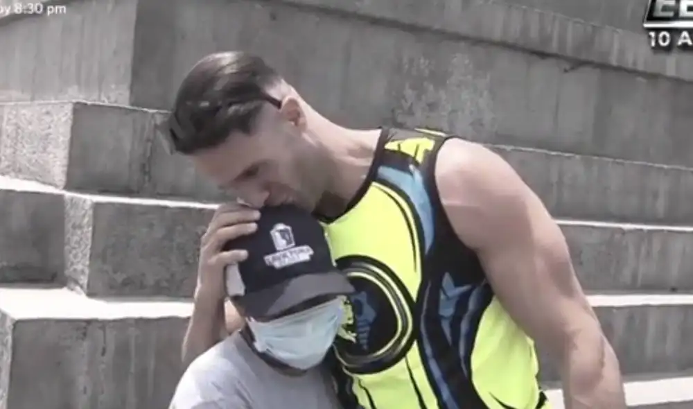 Fabio Agostini entregó una mochila con dinero a madre de cuatro hijos. Foto: captura de América TV