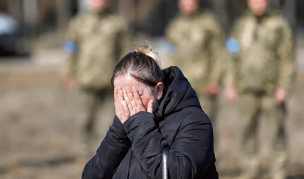 Dolor y muerte. Ucraniana llora en el entierro de su hijo muerto en combate con rusos. Foto: EFE Dolor y muerte. Ucraniana llora en el entierro de su hijo muerto en combate con rusos. Foto: EFE