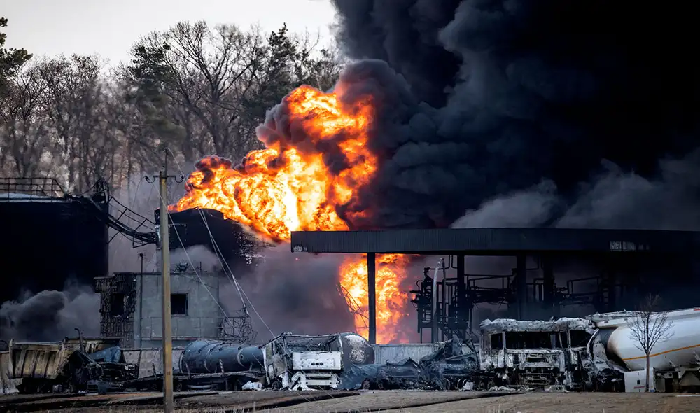 La guerra en Ucrania continúa un mes después de que Rusia comenzara su invasión. Foto: AFP