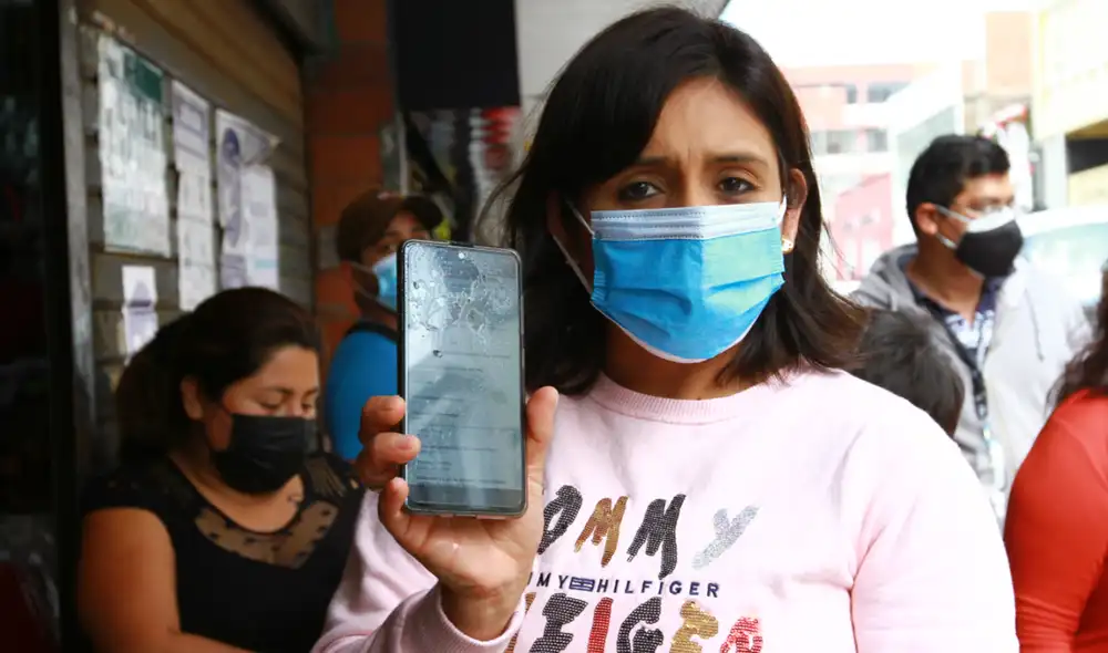 Ciudadanos deberán presentar su carnet de vacunación junto a su DNI. Foto: La República Ciudadanos deberán presentar su carnet de vacunación junto a su DNI. Foto: La República