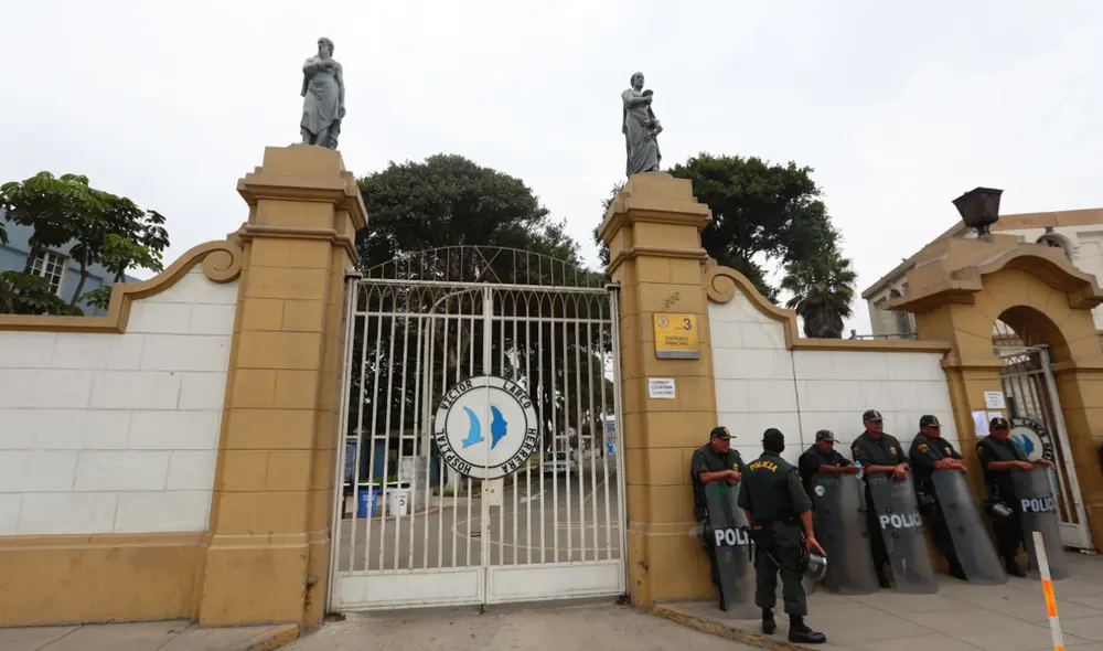 Familiares hicieron un plantón este sábado en los exteriores del nosocomio. Foto: La República