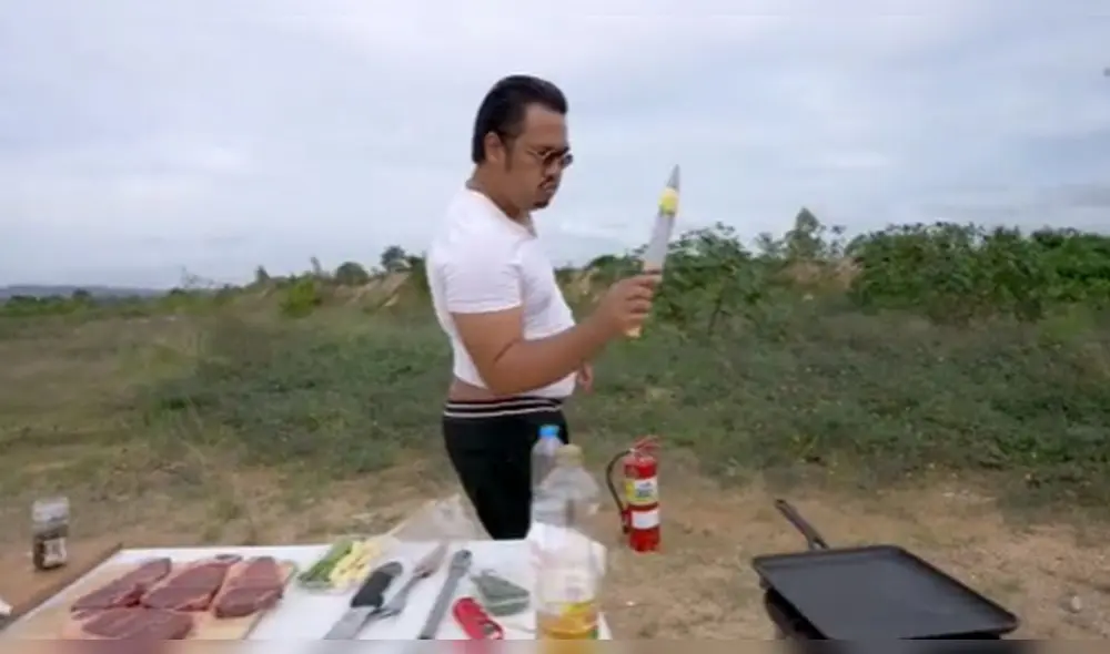 El cocinero lanzó la manteca y está rebotó en la parrilla. Foto: captura de TikTok El cocinero lanzó la manteca y está rebotó en la parrilla. Foto: captura de TikTok