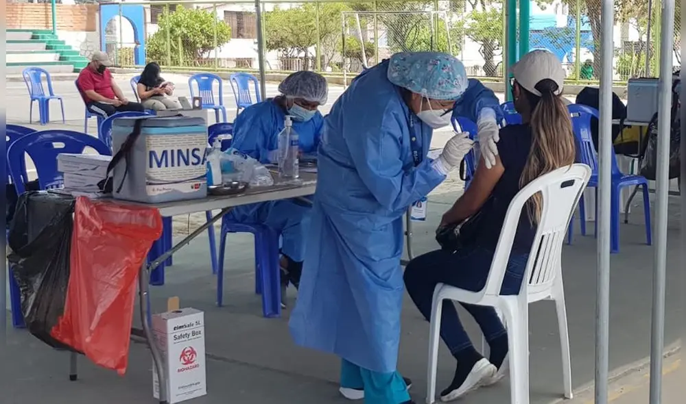 Adolescentes estarán hábiles para vacuna de refuerzo el próximo mes. Foto: Wilder Pari/URPI Adolescentes estarán hábiles para vacuna de refuerzo el próximo mes. Foto: Wilder Pari/URPI