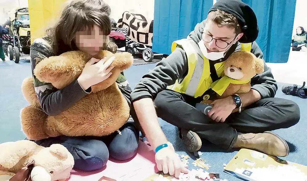 Soporte. Ayudaba a niños y niñas dentro de un espacio en el centro de refugiados. Foto: difusión