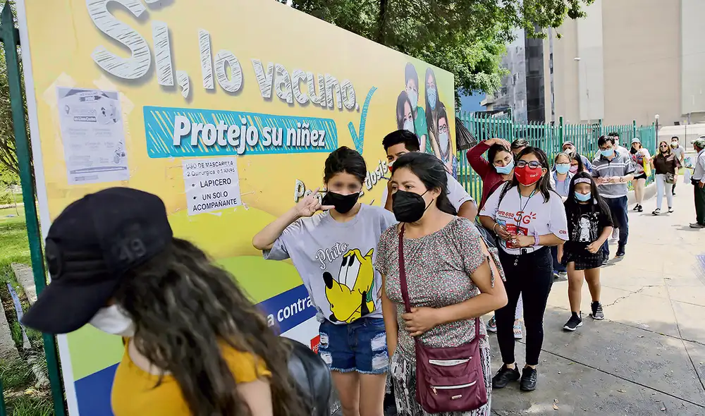 En cola. Ayer se reanudaron los vacunatones en Lima para cerrar brechas. Todavía es lento el avance. No se ven campañas de promoción desde el Minsa. Foto: John Reyes.