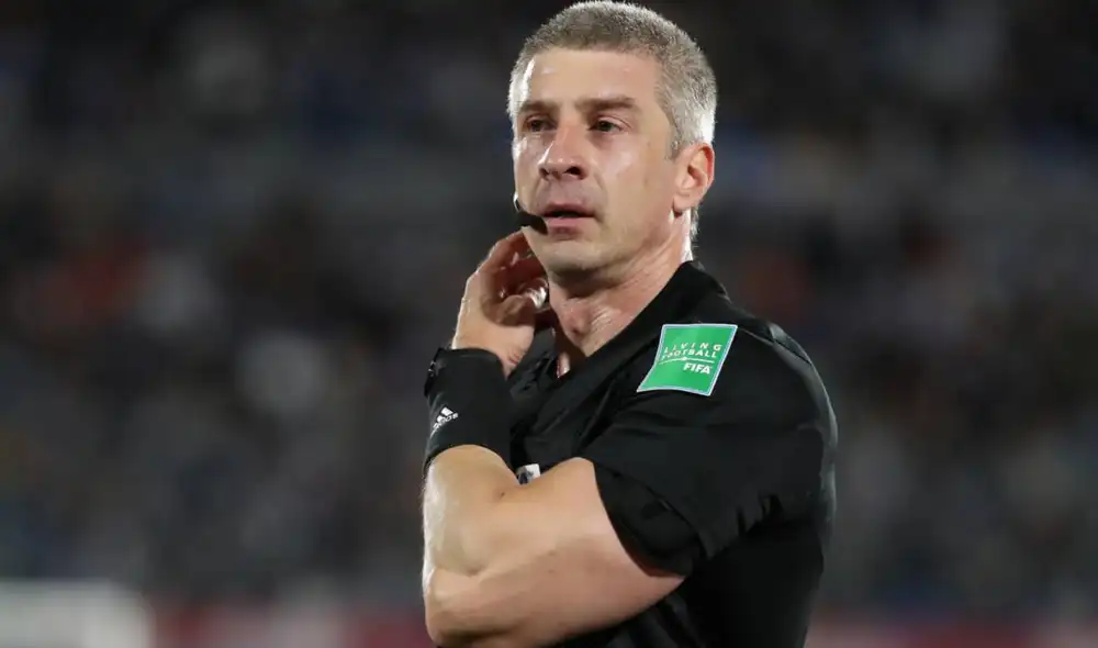 Anderson Daronco dirigió el encuentro de la Bicolor ante Uruguay, el cual se jugó en Montevideo. Foto: AFP