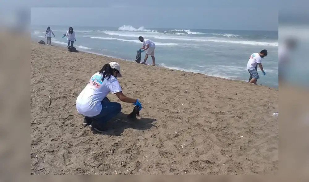 Ciudadanos limpian playas en Chorrillos. Foto: difusión