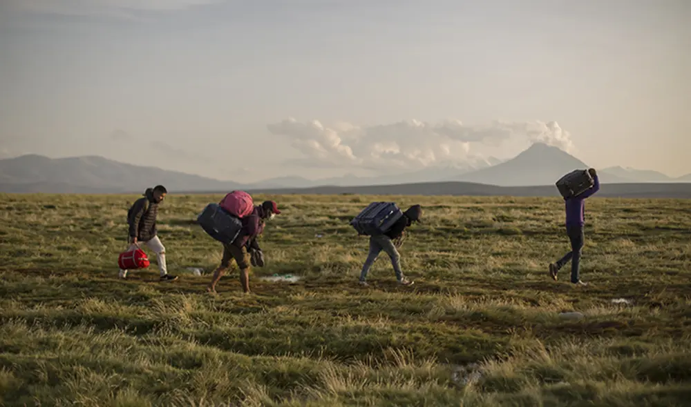 Migrantes cruzan de manera irregular a Chile desde la frontera con Bolivia. Foto: AFP/referencial Migrantes cruzan de manera irregular a Chile desde la frontera con Bolivia. Foto: AFP/referencial