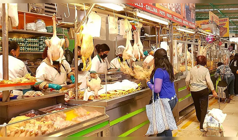 El bloqueo de carreteras podría impactar en el suministro de productos cercanos como el pollo que se lleva a los mercados desde La Joya o Mollendo. Foto: URPI/Wilder Pari