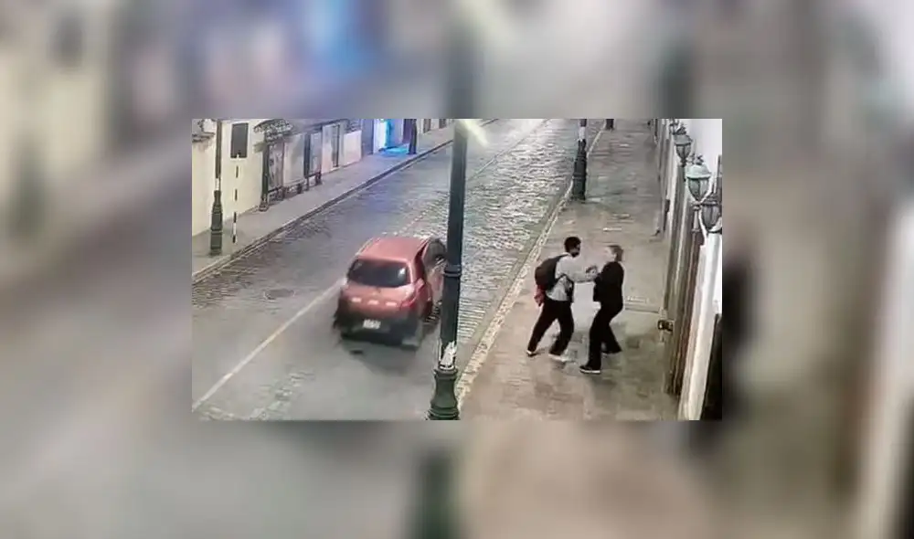 La joven caminaba cerca del templo Coricancha cuando fue sorprendida por el ladrón. Foto: captura cámaras de seguridad La joven caminaba cerca del templo Coricancha cuando fue sorprendida por el ladrón. Foto: captura cámaras de seguridad
