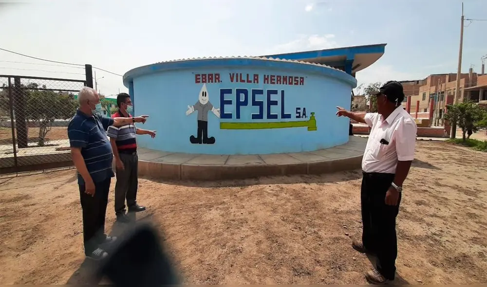 Pobladores señalan la cámara de bombeo que emana olores fétidos en Villa Hermosa. Foto: Carlos Vásquez Romero / La República
