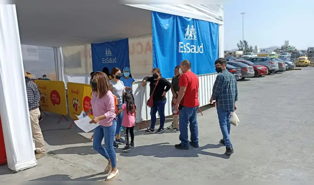 Arequipa. Afluencia a puntos de vacunación aumentó en las últimas horas. Foto: Wilder Pari/URPI Arequipa. Afluencia a puntos de vacunación aumentó en las últimas horas. Foto: Wilder Pari/URPI