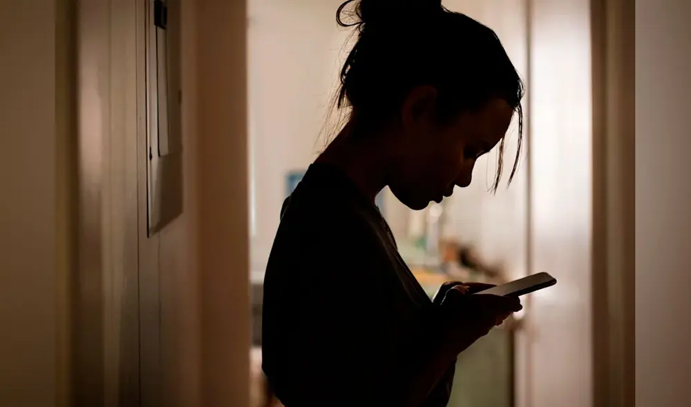 En Inglaterra y Gales, los usuarios cibernéticos podrían enfrentar hasta dos años de prisión por enviar fotos sexuales no solicitadas. Foto: AFP