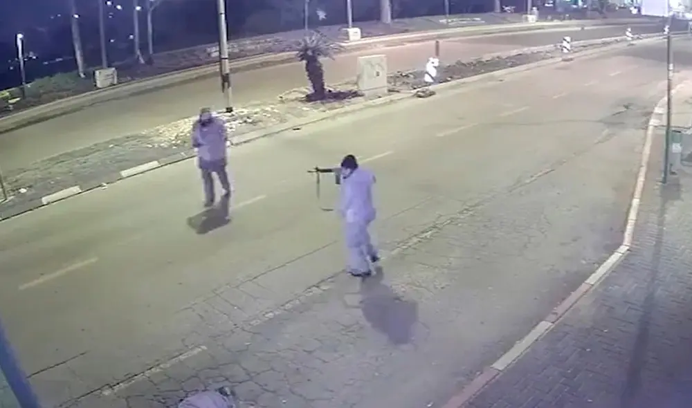 Dos israelíes murieron y seis, entre ellos dos agentes de la Policía de Israel, resultaron heridos en un ataque a tiros en Hadera. Foto y video: captura/Infobae Dos israelíes murieron y seis, entre ellos dos agentes de la Policía de Israel, resultaron heridos en un ataque a tiros en Hadera. Foto y video: captura/Infobae