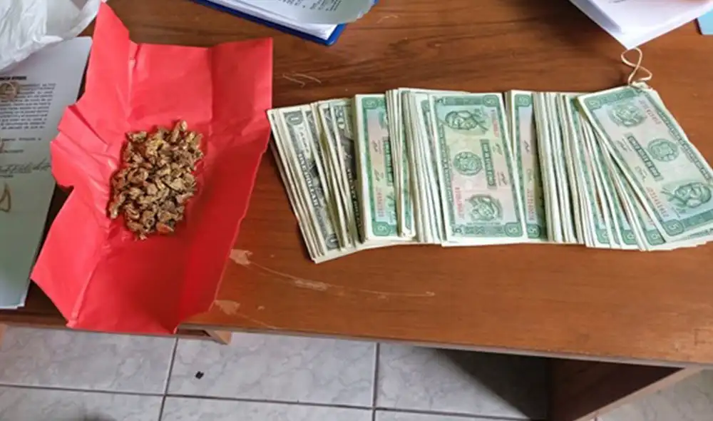 Los billetes antiguos y las pepitas fueron encontradas en el vehículo donde iban los sujetos. Foto: PNP