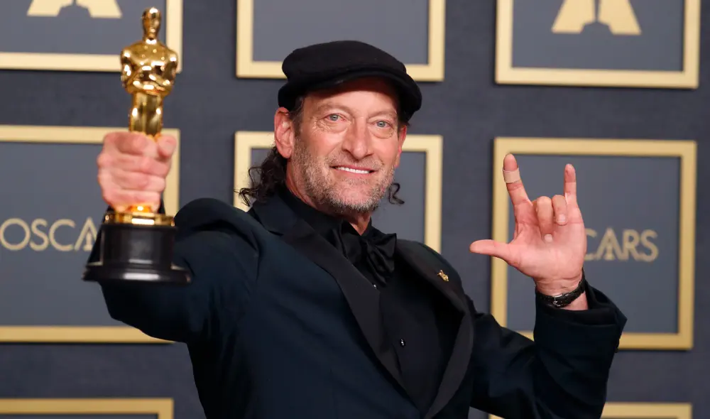 Troy Kotsur en la sesión de fotografías luego de recibir el Oscar como mejor actor de reparto. Foto: EFE