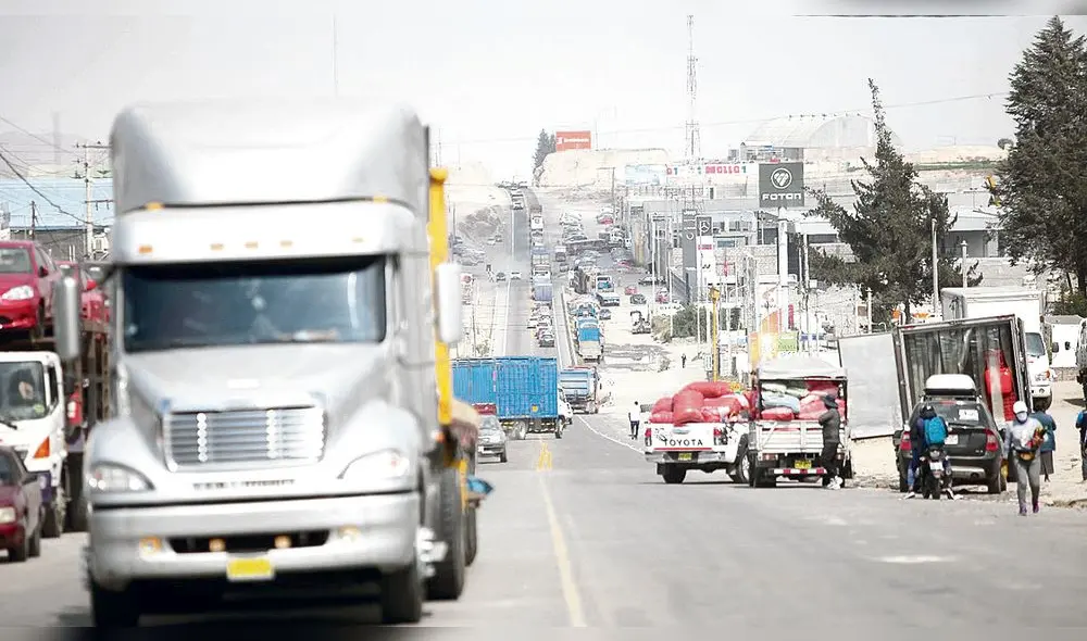 Protesta. Camioneros afiliados a GNTC acatan paro indefinido. Anuncian que vehículos se colocarán  a un lado de las vías. Foto: Archivo La República