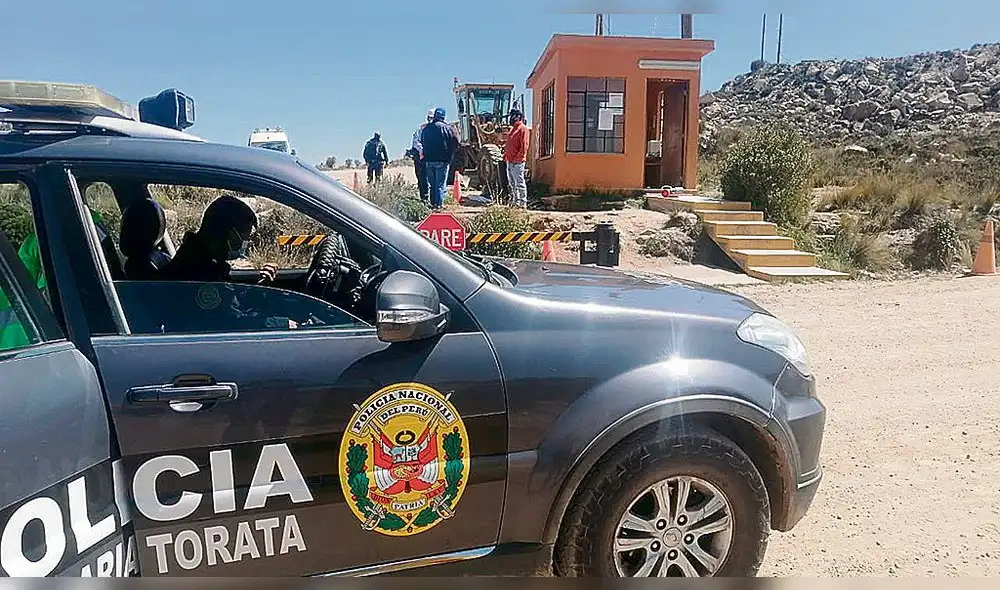 Verificación. Policía llegó hasta garita de minera para constatar daños en el lugar. Foto: Redes Facebook Verificación. Policía llegó hasta garita de minera para constatar daños en el lugar. Foto: Redes Facebook