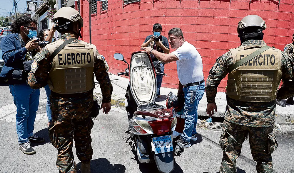 Momento de tensión. Militares tomaron las calles para garantizar el cumplimiento de la medida considerada urgente. Foto: EFE/ Rodrigo Sura