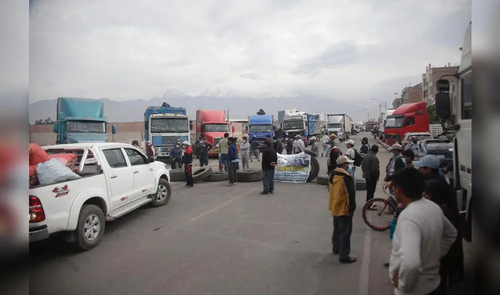 Unidades de carga pesada están pintados con frases como “Viva el paro indefinido”. Foto: Rodrigo Talavera/ La República Unidades de carga pesada están pintados con frases como “Viva el paro indefinido”. Foto: Rodrigo Talavera/ La República