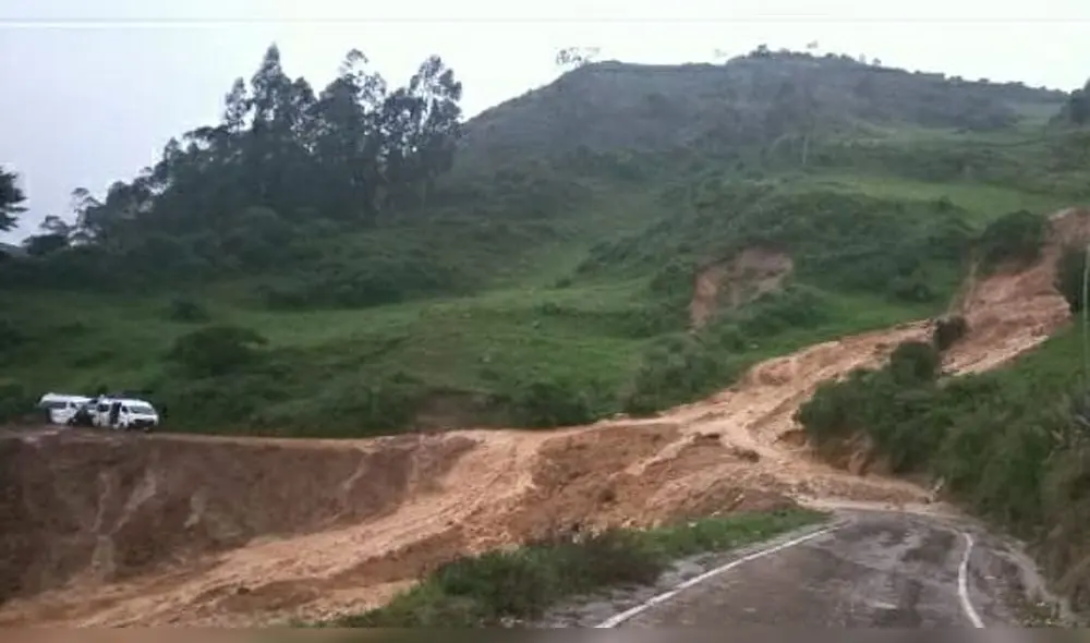 Huaico a la altura de Montán Mayo interrumpió el tránsito en la vía Chota-Santa Cruz. Foto: TeleSystem. Huaico a la altura de Montán Mayo interrumpió el tránsito en la vía Chota-Santa Cruz. Foto: TeleSystem.