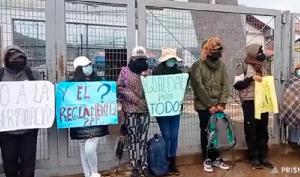 Ingresantes se apostaron en el local de Educación Continua, donde funciona el rectorado. Foto: Captura Pachamama