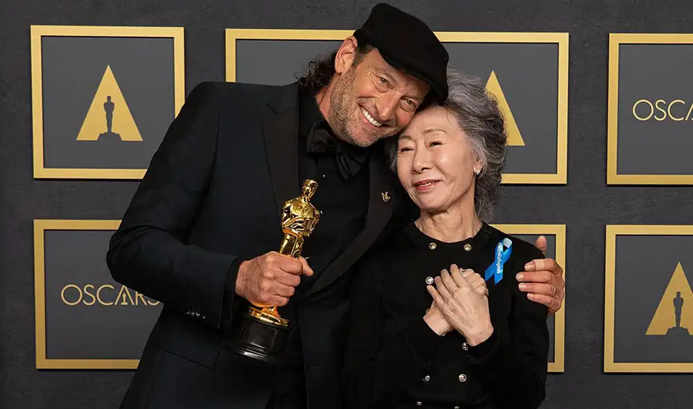 Troy Kotsur y Youn Yuh Jung posan tras la victoria del primero como actor de "CODA". Foto: EFE Troy Kotsur y Youn Yuh Jung posan tras la victoria del primero como actor de "CODA". Foto: EFE
