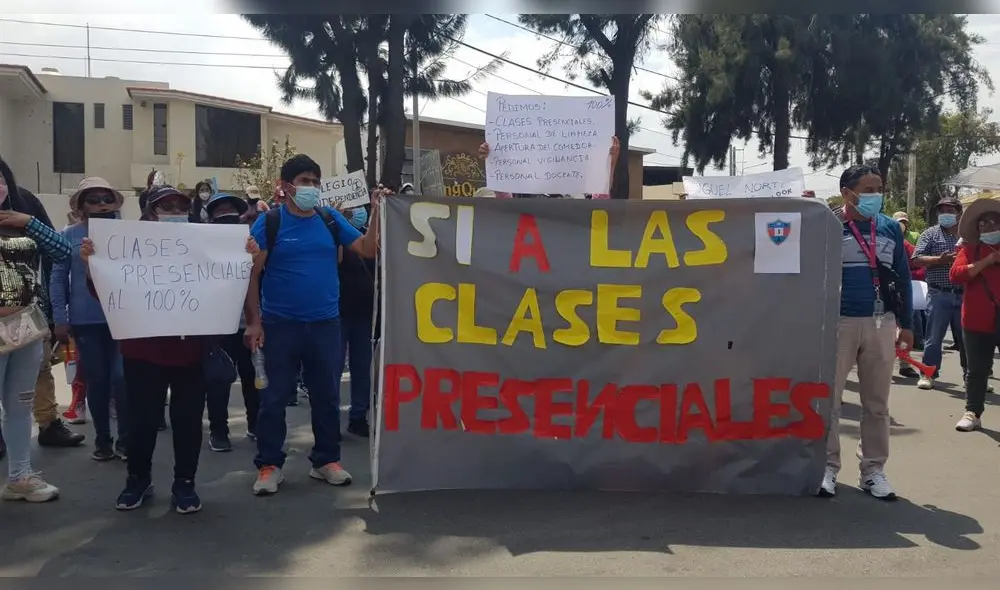 Los padres se dirigieron en marcha desde el plantel hasta la sede de la Ugel Norte para dialogar con el director Rodil Jiménez Barrios. Foto: URPI/Alexis Choque Los padres se dirigieron en marcha desde el plantel hasta la sede de la Ugel Norte para dialogar con el director Rodil Jiménez Barrios. Foto: URPI/Alexis Choque