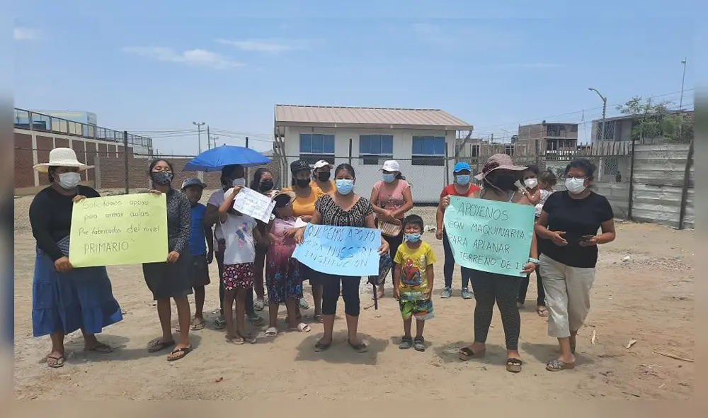 Padres de familia exigen por lo menos 2 aulas prefabricadas. Foto: La República
