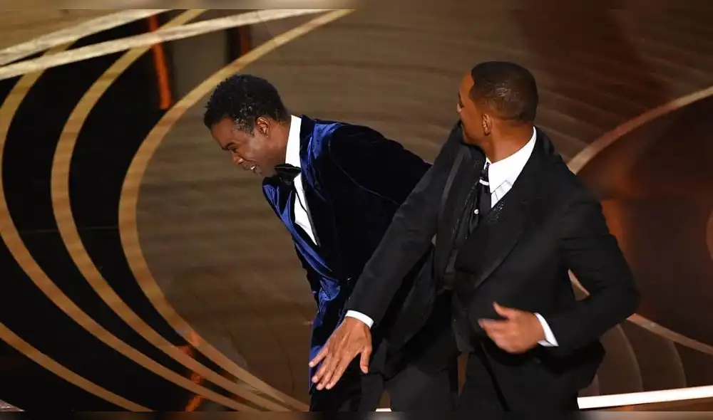 Will Smith abofetea a Chris Rock en vivo durante la premiación de los Oscar 2022. Foto: AFP