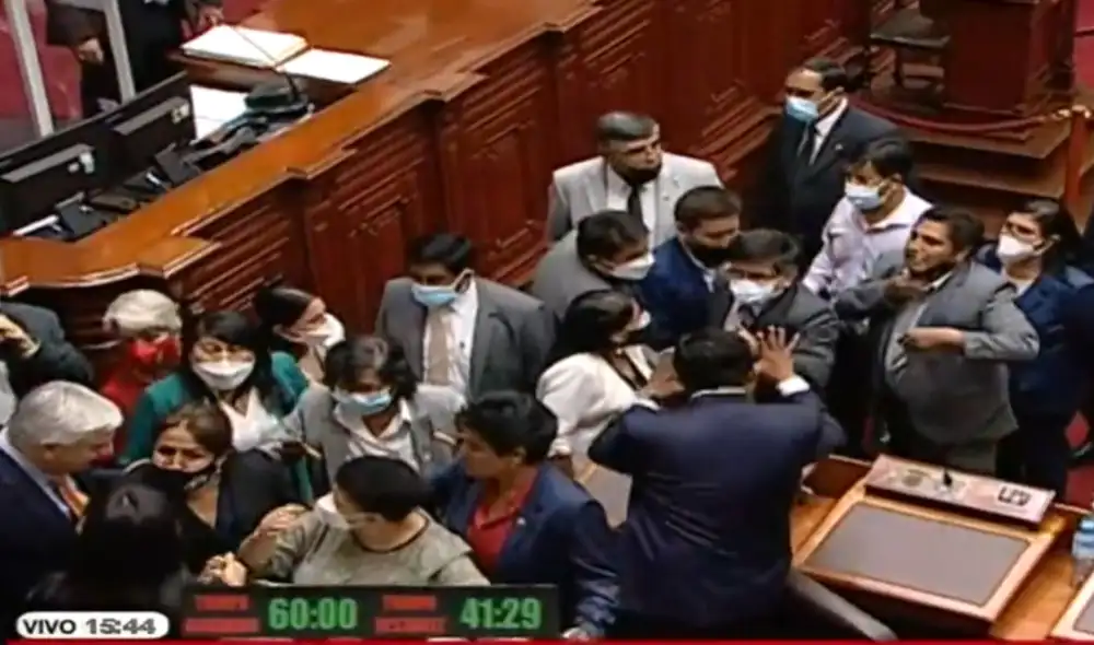 La congresista de Fuerza Popular, Vivian Olivos Martinez, se negó a retirar un cartel en el que se leía “Vacancia ya”. Foto: captura RTV.