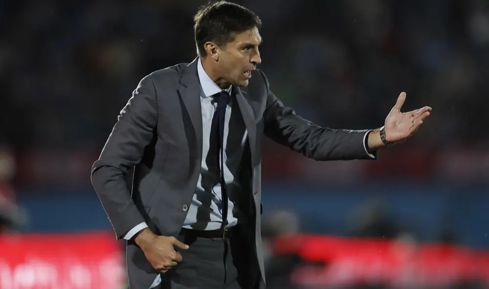 Diego Alonso dirige a Uruguay desde fines del 2021. Foto: EFE