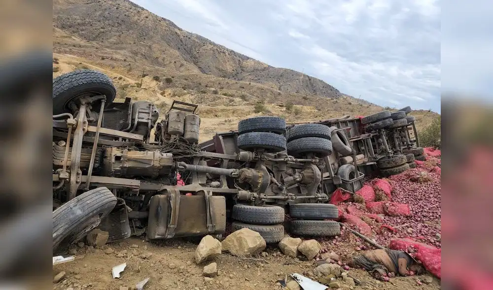 El conductor no pudo ser rescatado con vida. Foto: PNP El conductor no pudo ser rescatado con vida. Foto: PNP