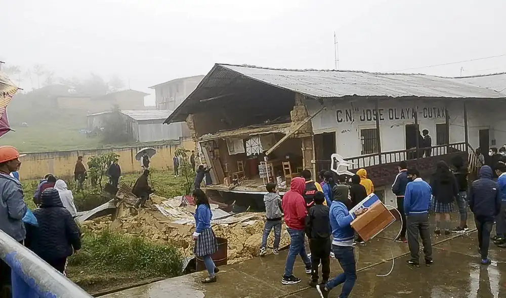 En Chota. El colegio José Olaya se desplomó en el primer día de clases debido a las lluvias. Foto: difusión