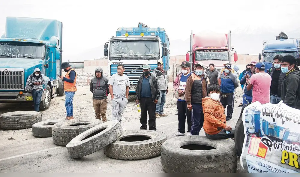 Bloqueo. En vía de Evitamiento de Arequipa, camioneros colocaron llantas para evitar el paso de transportistas. Foto: La República Bloqueo. En vía de Evitamiento de Arequipa, camioneros colocaron llantas para evitar el paso de transportistas. Foto: La República