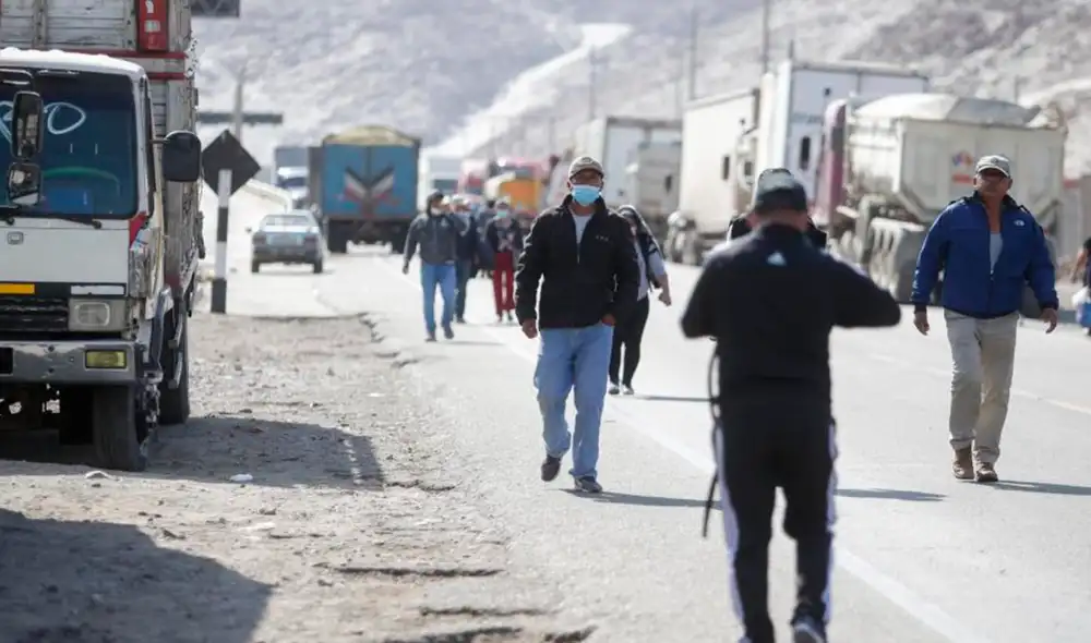 Pasajeros deben caminar ante el lento paso de vehículos durante paro. Foto: Rodrigo Talavera/ La República Pasajeros deben caminar ante el lento paso de vehículos durante paro. Foto: Rodrigo Talavera/ La República