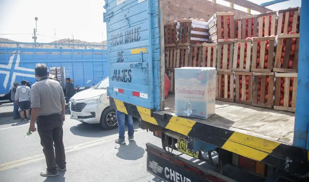 Arequipa. De no llegar a los mercados mayoristas, los camioneros tendrían miles de soles en pérdidas. Foto: La República Arequipa. De no llegar a los mercados mayoristas, los camioneros tendrían miles de soles en pérdidas. Foto: La República