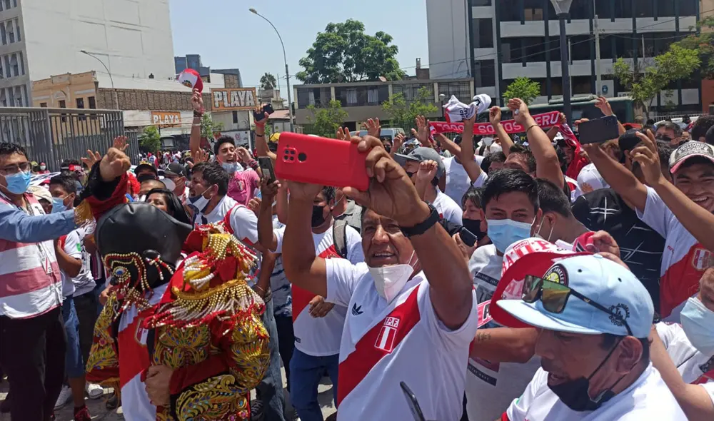 Hinchas alientan a la selección en los exteriores del Estadio Nacional. Foto: URPI-LR Hinchas alientan a la selección en los exteriores del Estadio Nacional. Foto: URPI-LR