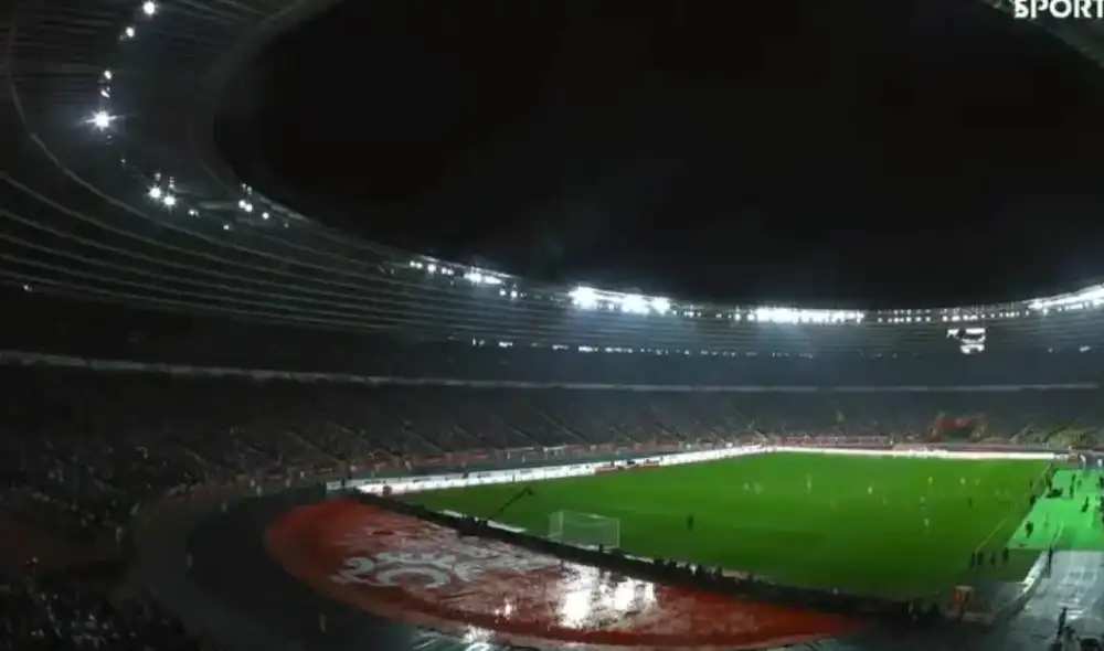 El estadio del Polonia vs. Suecia se vio paralizado por falta de iluminación. Foto: captura video DirecTV Sports El estadio del Polonia vs. Suecia se vio paralizado por falta de iluminación. Foto: captura video DirecTV Sports