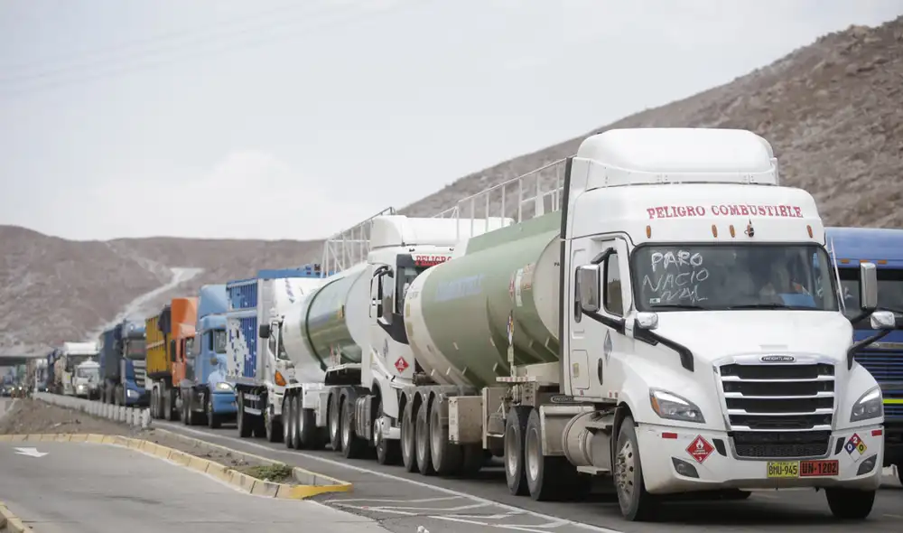 En el primer día de paro, cientos de personas se quedaron varadas y comerciantes perdieron su mercadería. Foto: La República En el primer día de paro, cientos de personas se quedaron varadas y comerciantes perdieron su mercadería. Foto: La República