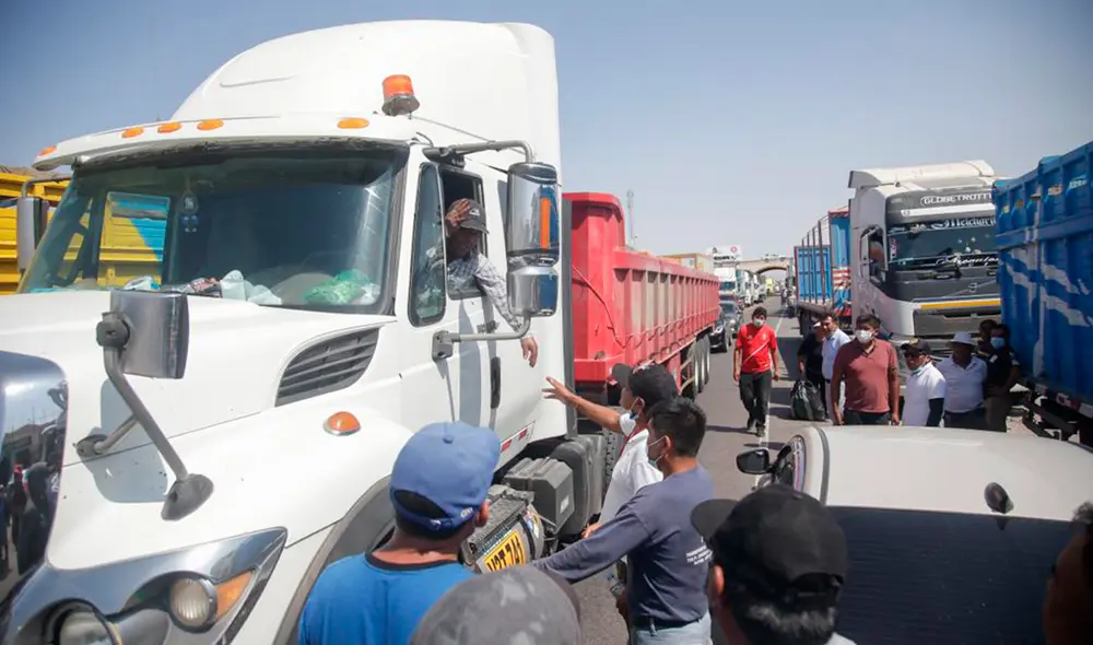 El reclamo del gremio, además del referido al precio del combustible, es por el estado de las carreteras y los cobros en los peajes. Mantienen bloqueado el kilómetro 48 de la carretera Panamericana Sur.