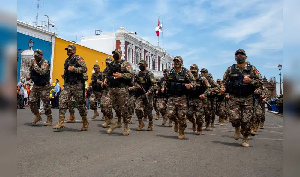 Efectivos Dinoes fueron presentados en la Plaza de Armas de Trujillo. Foto: MPT Efectivos Dinoes fueron presentados en la Plaza de Armas de Trujillo. Foto: MPT