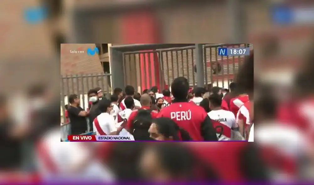 Hinchas exigen ingresar al Estadio Nacional. Foto: captura / Canal N