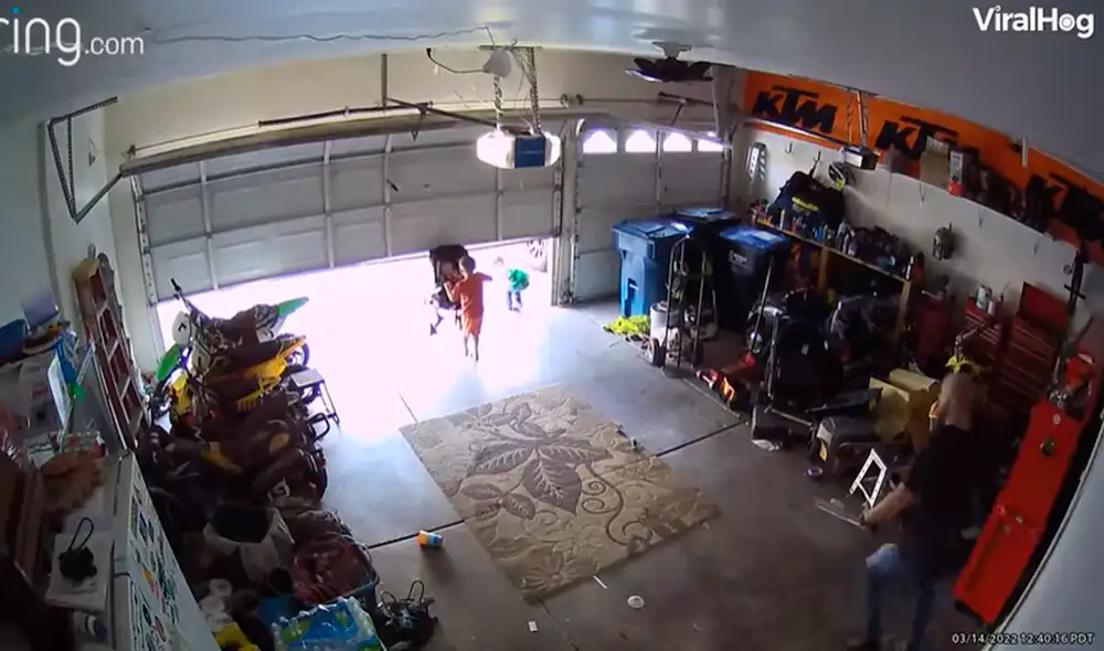 El padre no imaginó que la travesura de sus hijos podría poner en peligro la vida de su bebé. Foto: captura de Facebook